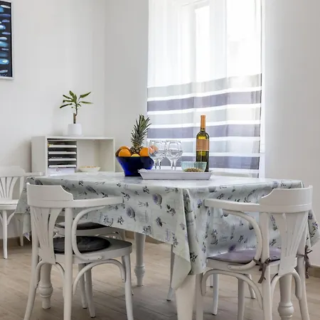 Comfy 2-bedroom In Great Location Close To It Split