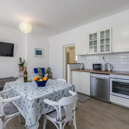 Comfy 2-bedroom In Great Location Close To It