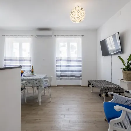 Comfy 2-bedroom In Great Location Close To It Split