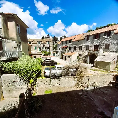 Comfy 2-bedroom In Great Location Close To It * ספליט