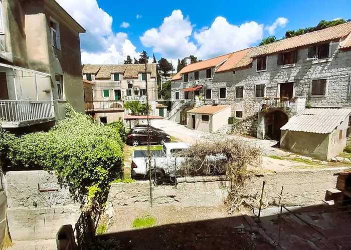 Comfy 2-bedroom In Great Location Close To It * ספליט