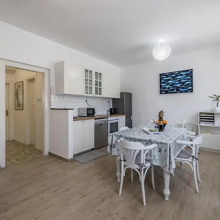 Apartman Comfy 2-bedroom In Great Location Close To It